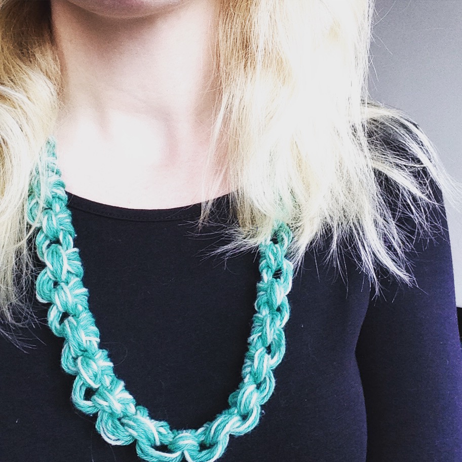 DIY : un collier noué en laine