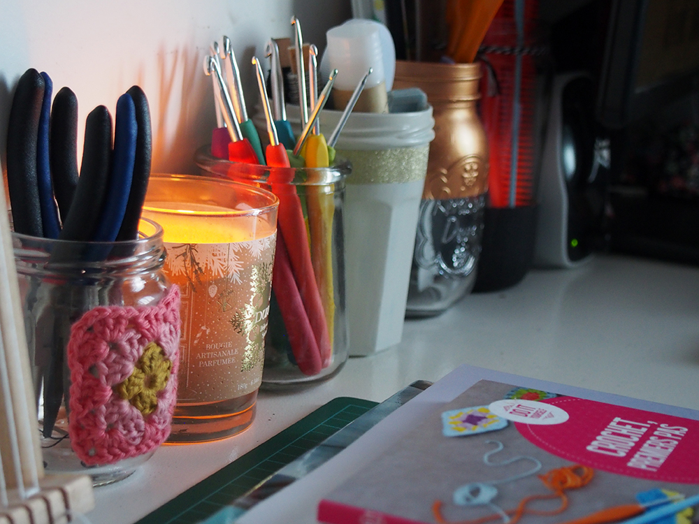 Pots à crochets sur mon bureau