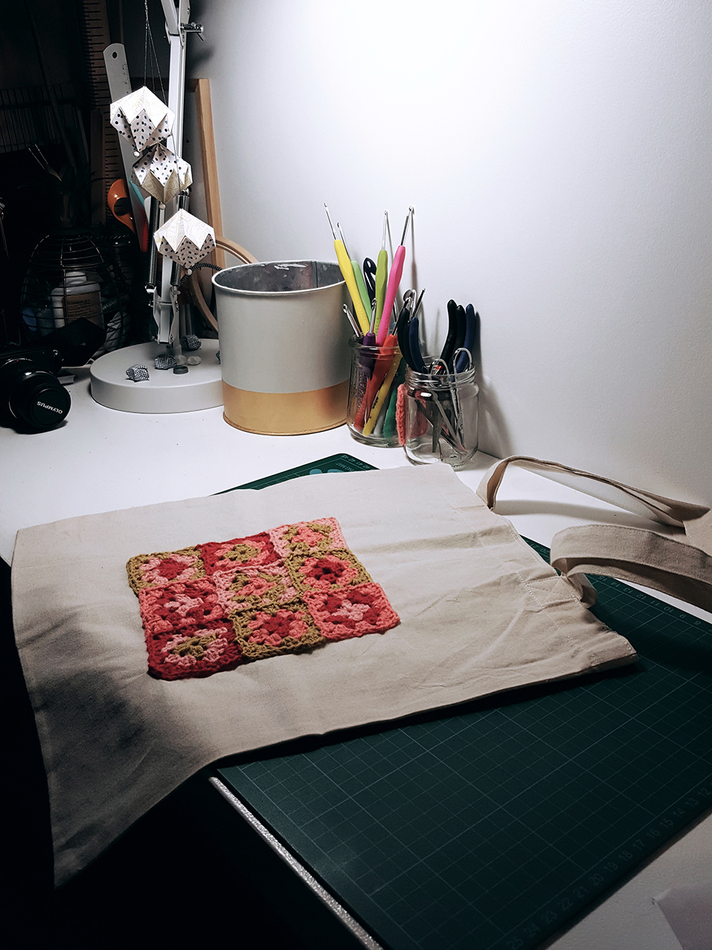 Un tote bag décoré avec des granny square au crochet