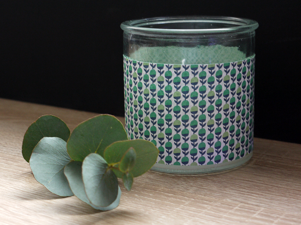 Bougie DIY et branche d'eucalyptus