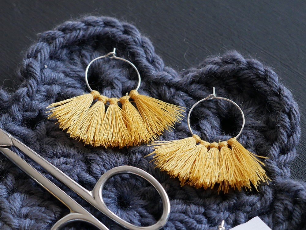 DIY : faire des boucles d'oreilles pompons