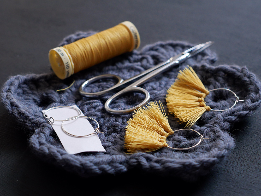 DIY : faire des boucles d'oreilles pompons