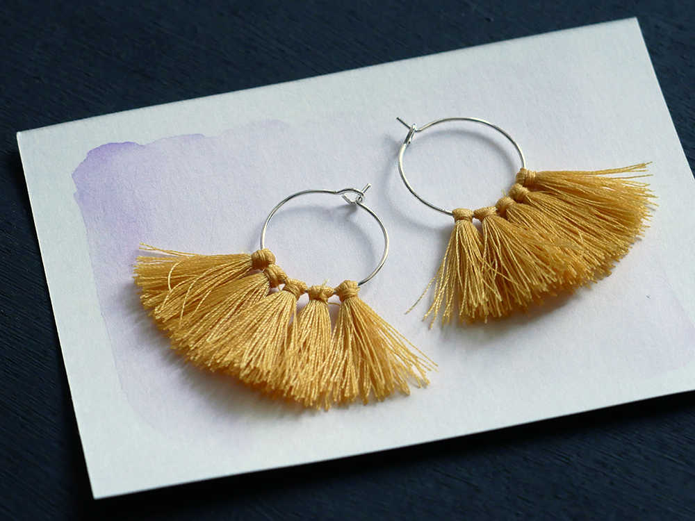 DIY : faire des boucles d'oreilles pompons - Les Projets