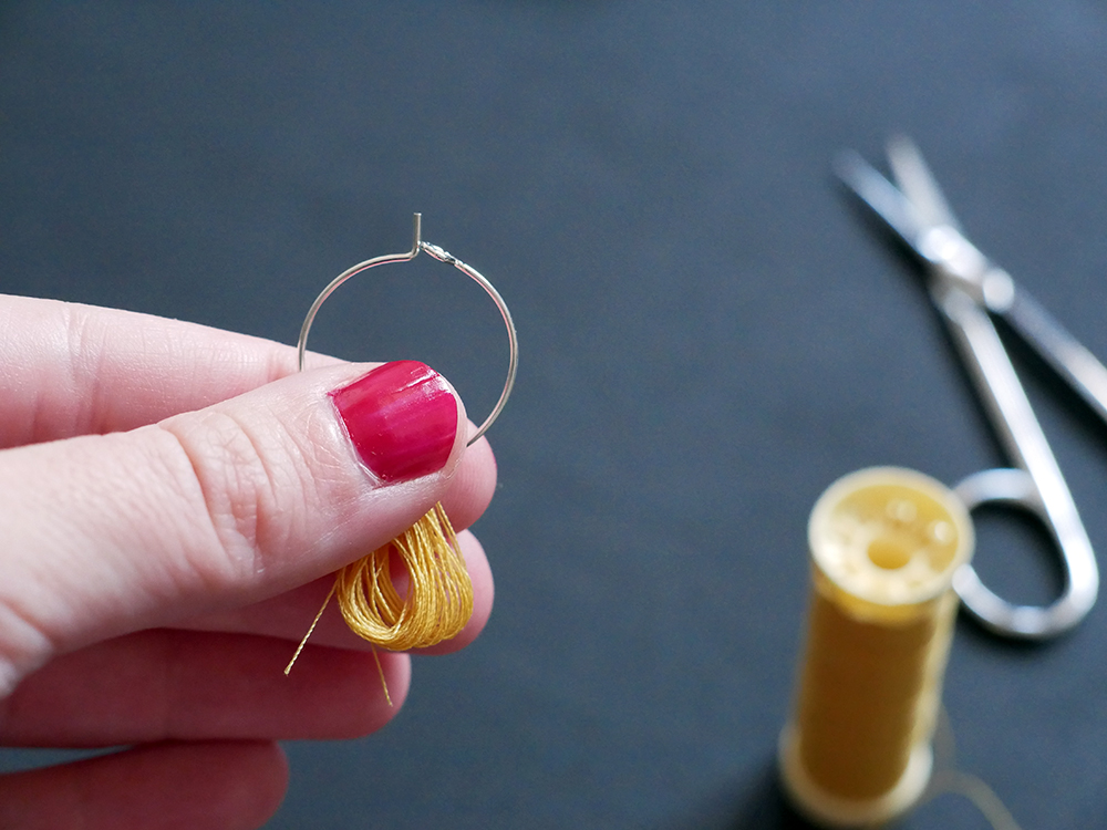 DIY : faire des boucles d'oreilles pompons