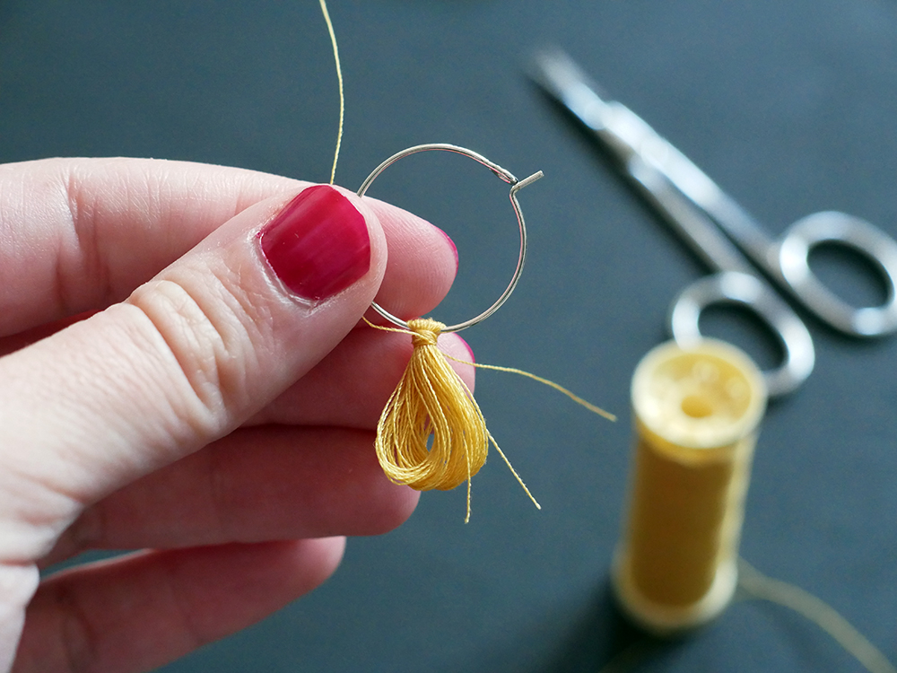 DIY : faire des boucles d'oreilles pompons