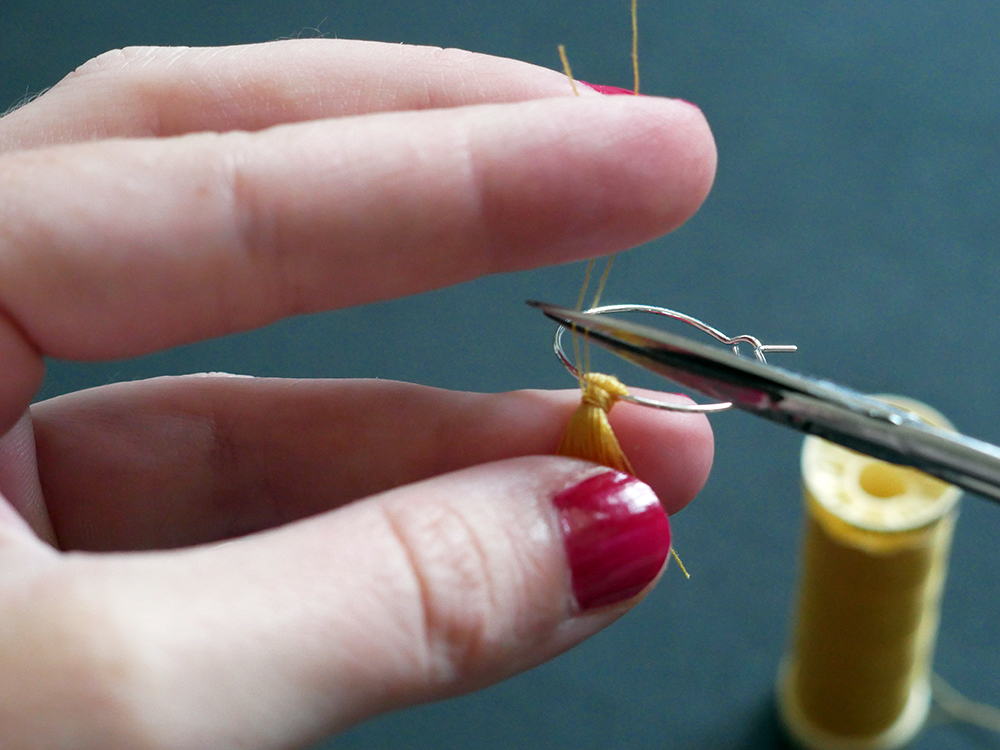 DIY : faire des boucles d'oreilles pompons