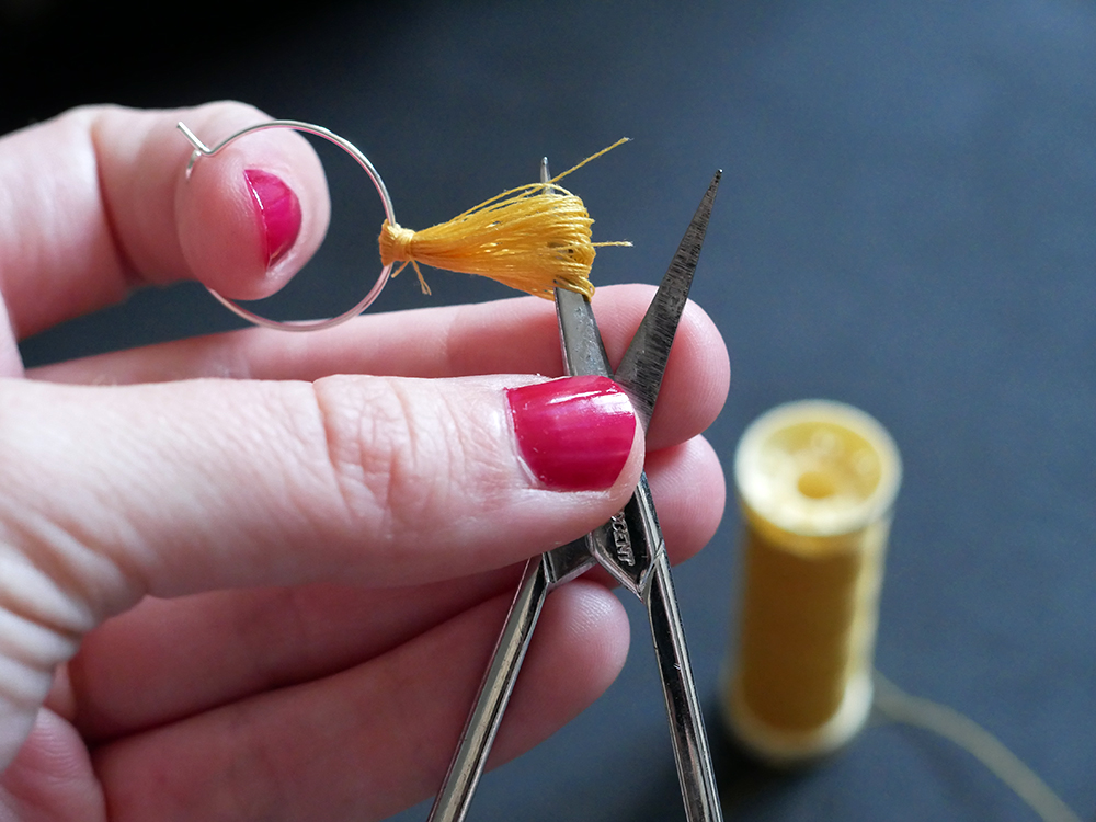 DIY : faire des boucles d'oreilles pompons