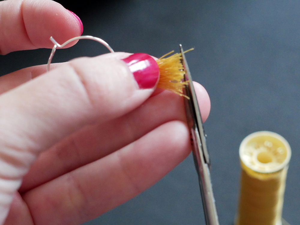 DIY : faire des boucles d'oreilles pompons