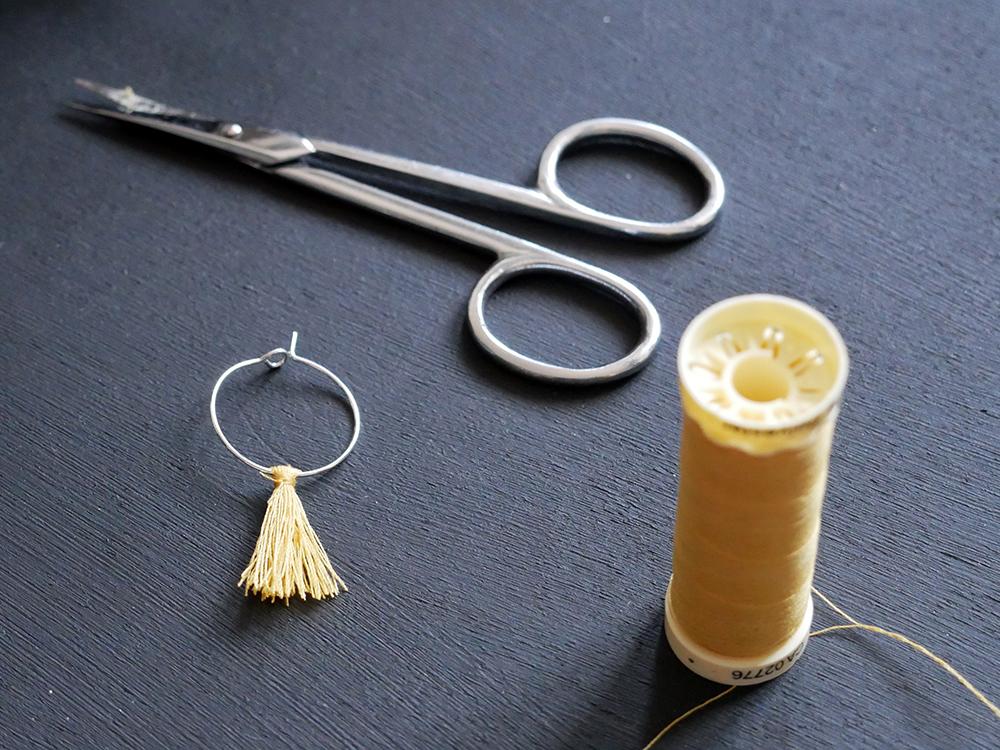 DIY : faire des boucles d'oreilles pompons