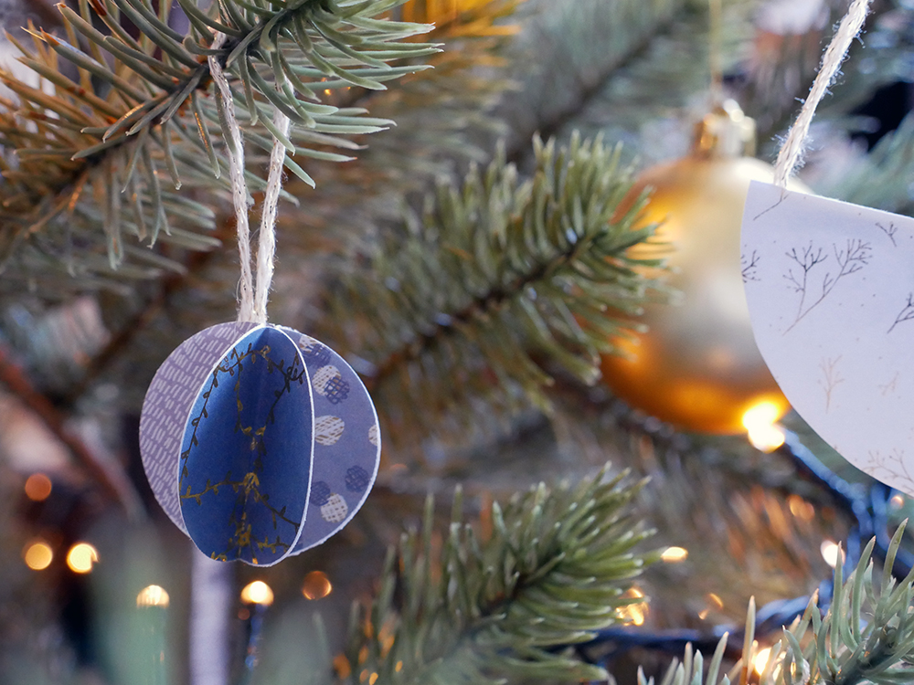 Boules en papier plié accrochée au sapin