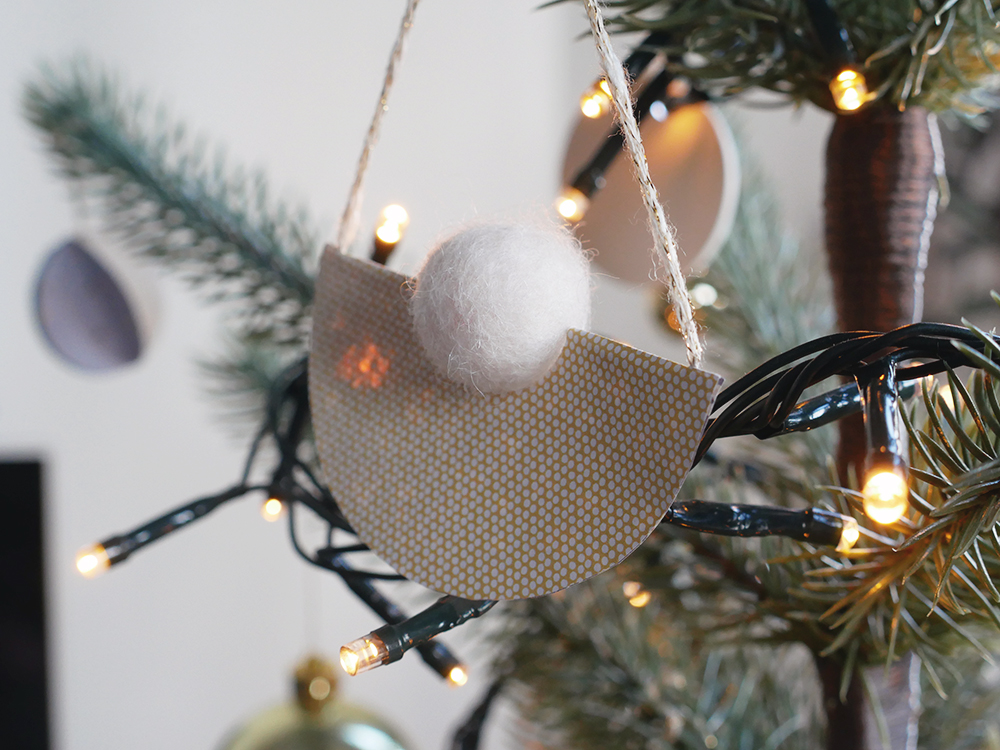 Pompon en feutrine et papier à motifs