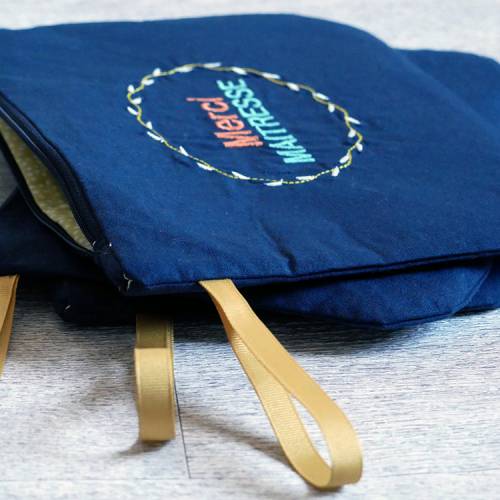 Cadeau pour la maîtresse : une trousse brodée