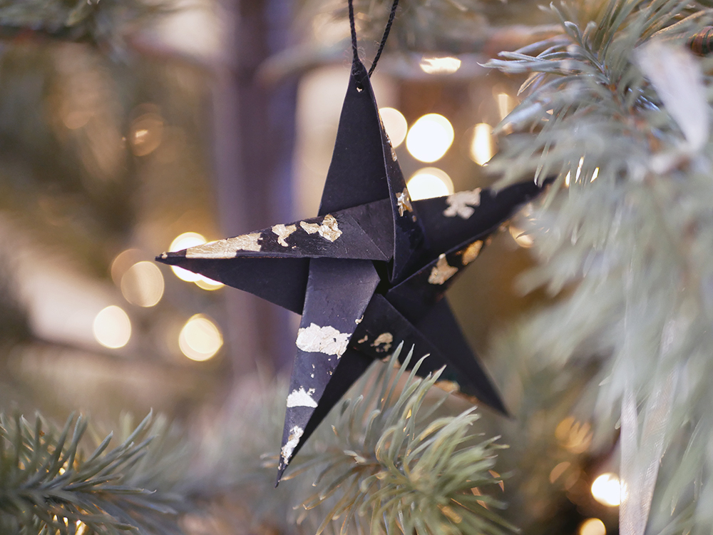 Déco de Noël : faire une étoile suspendue en origami
