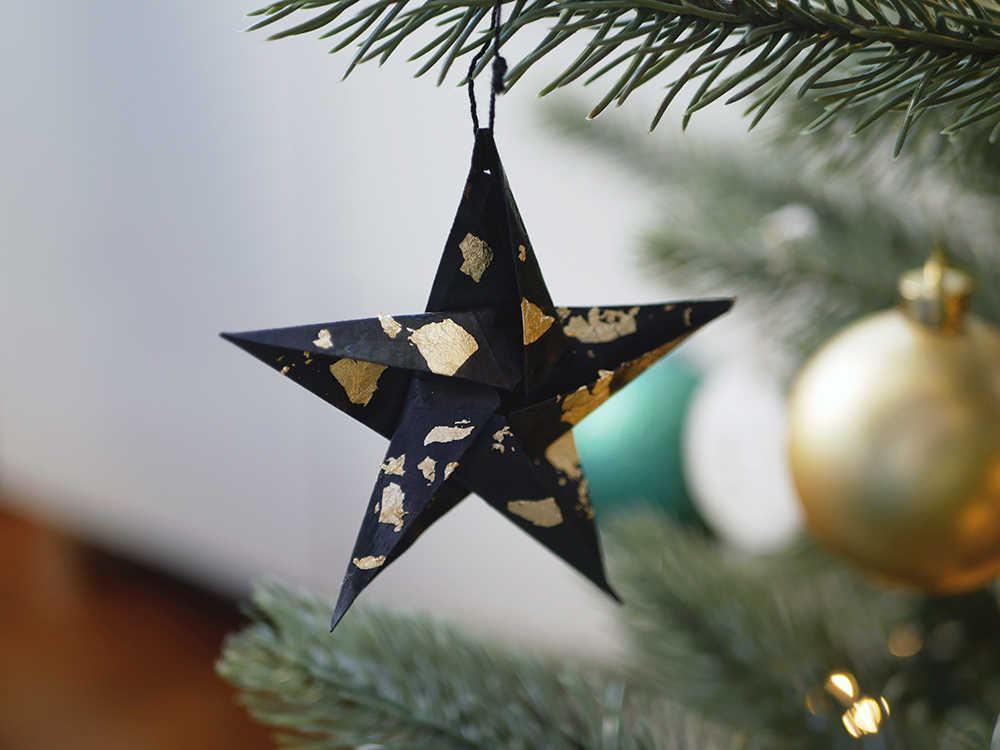 Déco de Noël : faire une étoile suspendue en origami