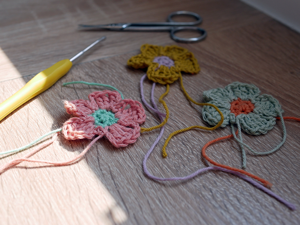 Crochet : les petites fleurs de Zess