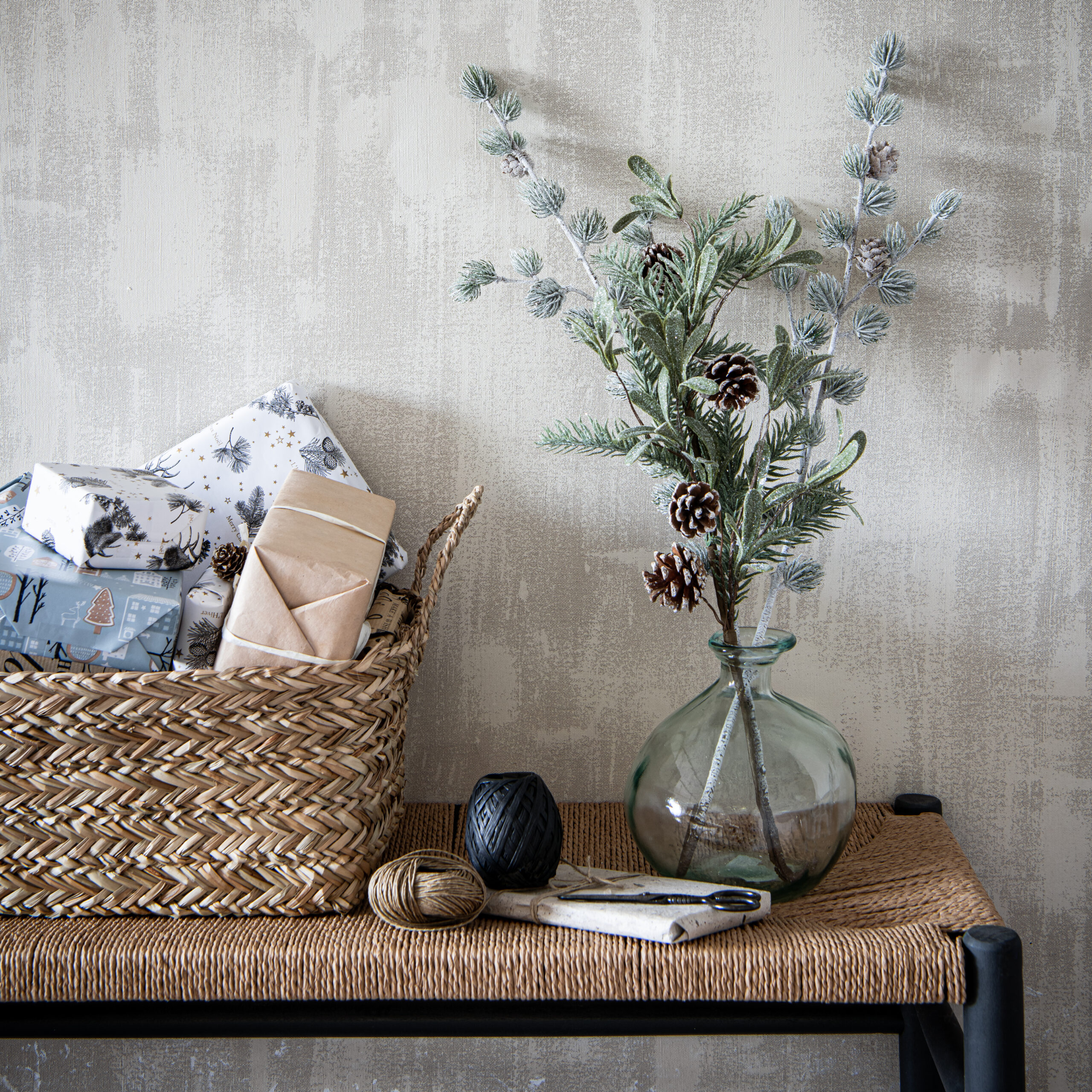 Une déco de Noël avec une branche dans un vase