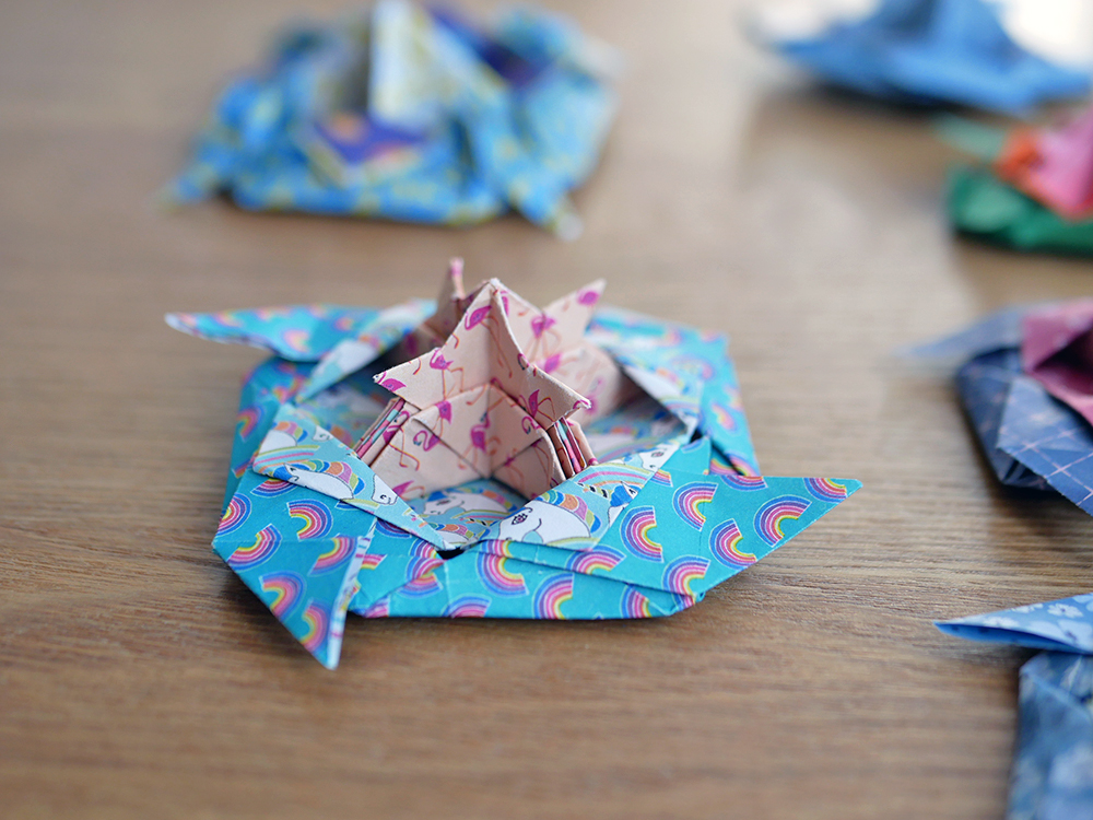 Origami : toupies en papier