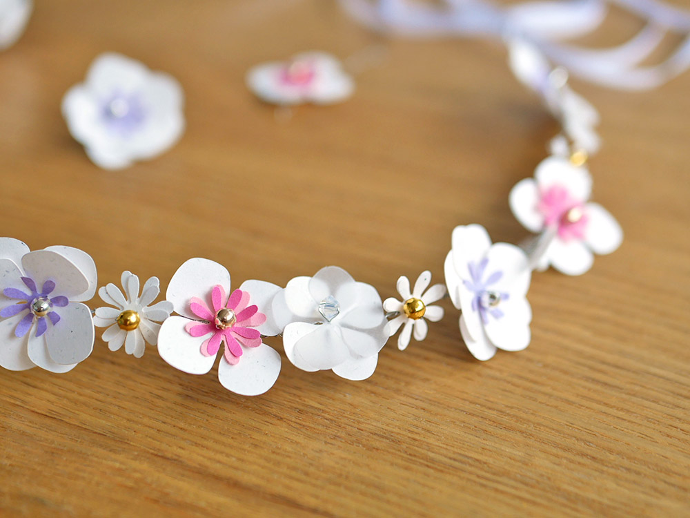 Couronne de fleurs en papier pour un mariage