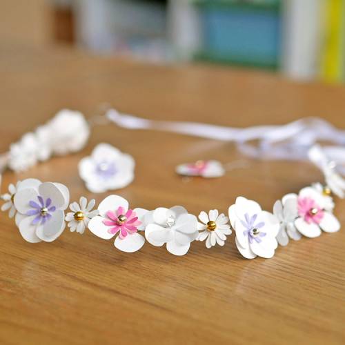 Mariage : une couronne de fleurs en papier