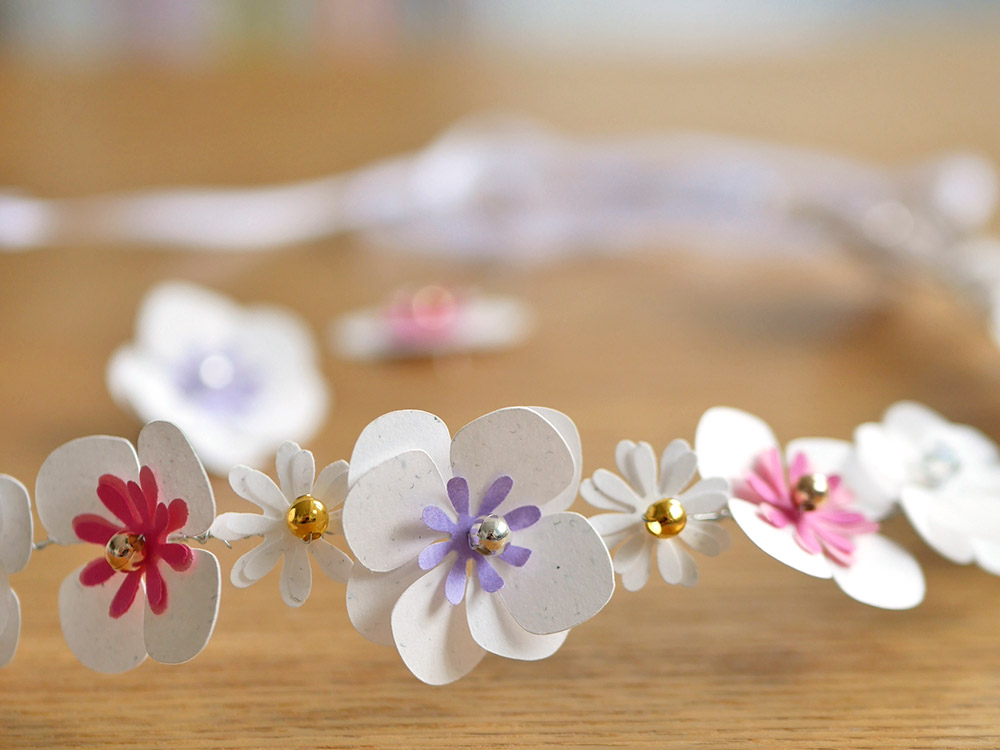 Couronne de fleurs en papier pour un mariage