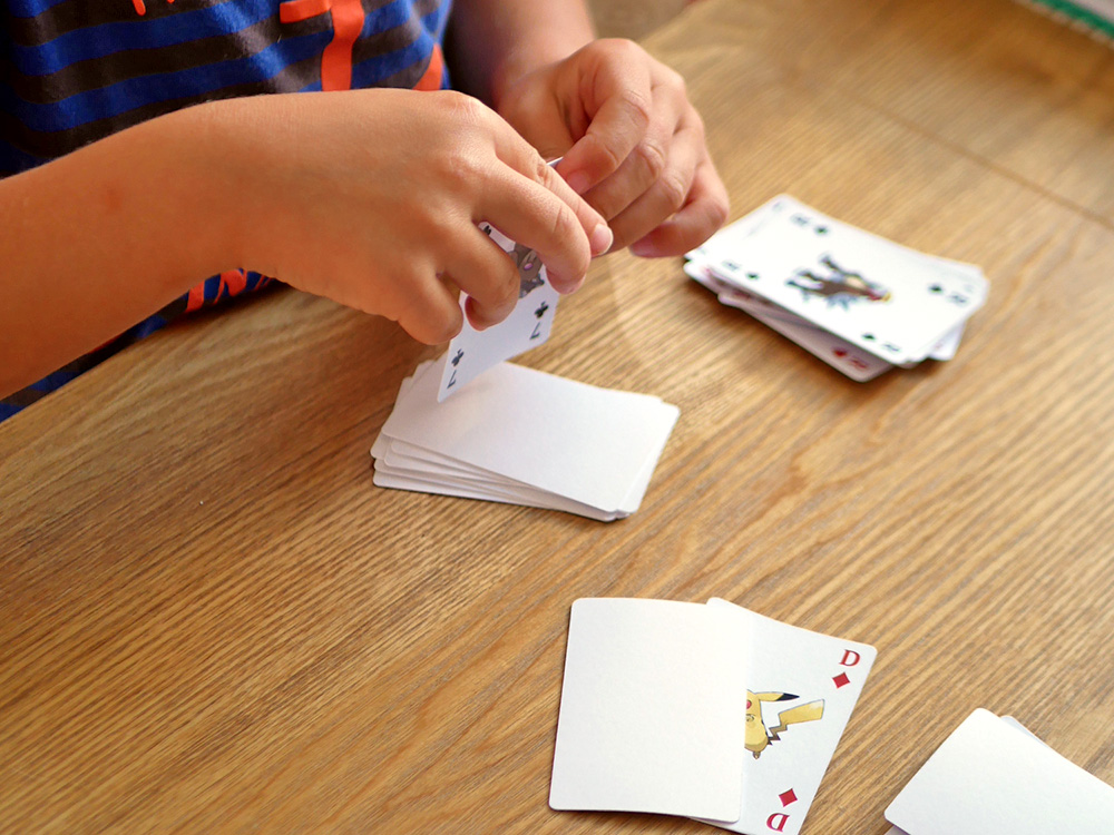 Un jeu de cartes original pour un enfant