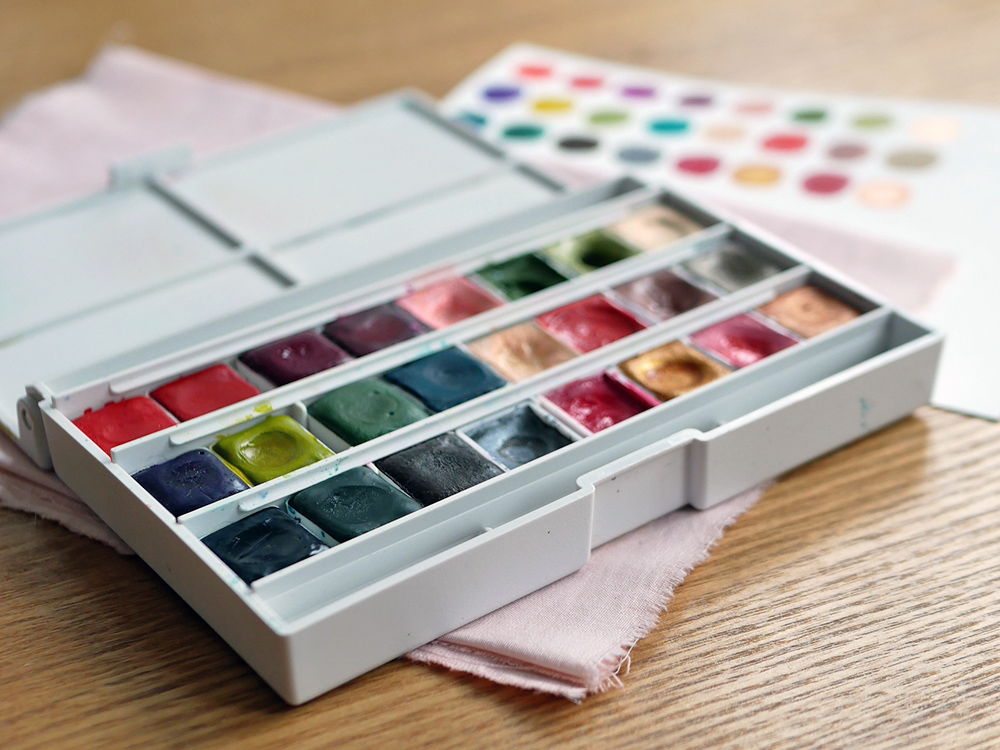 Ma palette d'aquarelles artisanales, à gauche le set Jungle d'Aquarelle de Provence, et à droite, divers set des Couleurs VF dont le très beau Pierre de Ronsard