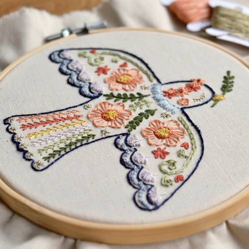 Broderie : une colombe pour le défi « Broder la paix »