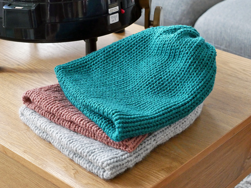 Bonnets faits à la machine à tricoter