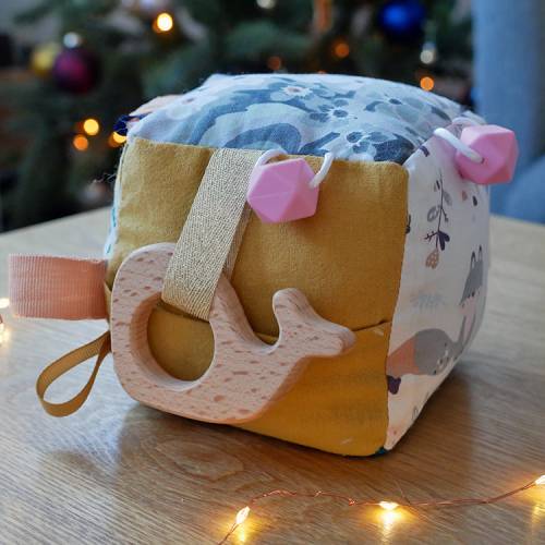 Couture : un cube sensoriel pour bébé