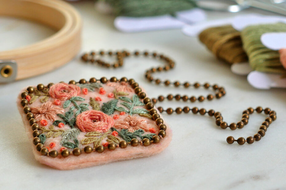 Broderie : une broche florale sur du feutre