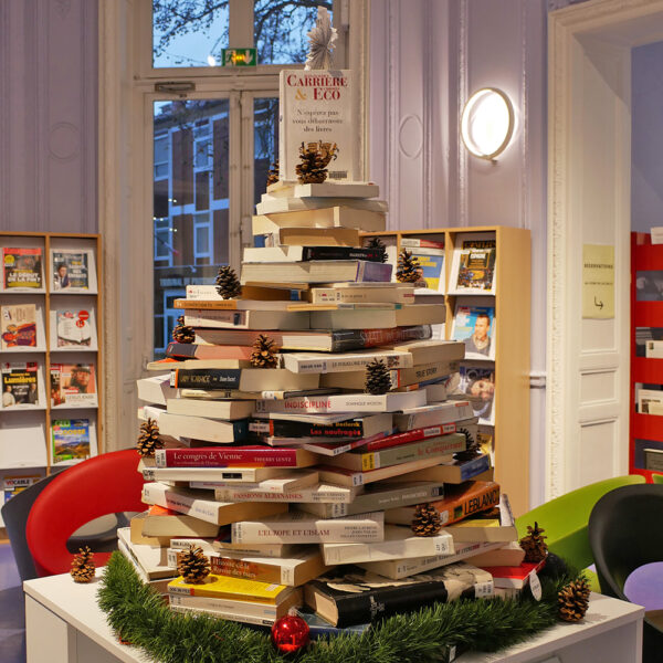 UN SAPIN DE NOËL DIY AVEC DES LIVRES