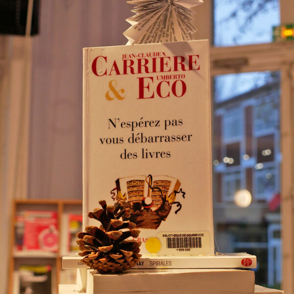 UN SAPIN DE NOËL DIY AVEC DES LIVRES