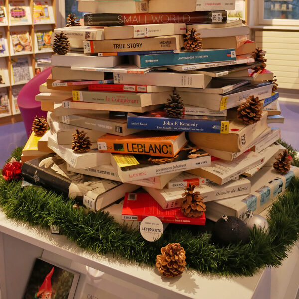 UN SAPIN DE NOËL DIY AVEC DES LIVRES