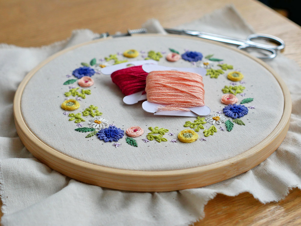 Broderie : une couronne de petites fleurs à broder