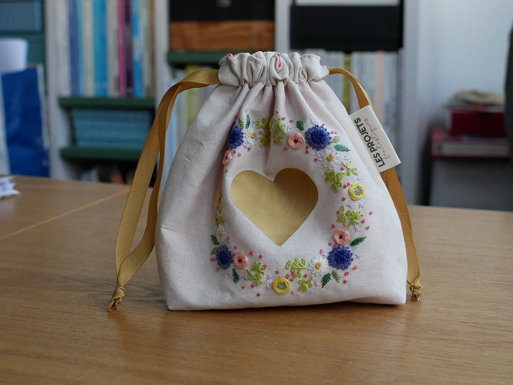 Broderie : une couronne de petites fleurs à broder