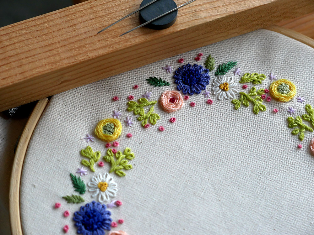 Broderie : une couronne de petites fleurs à broder