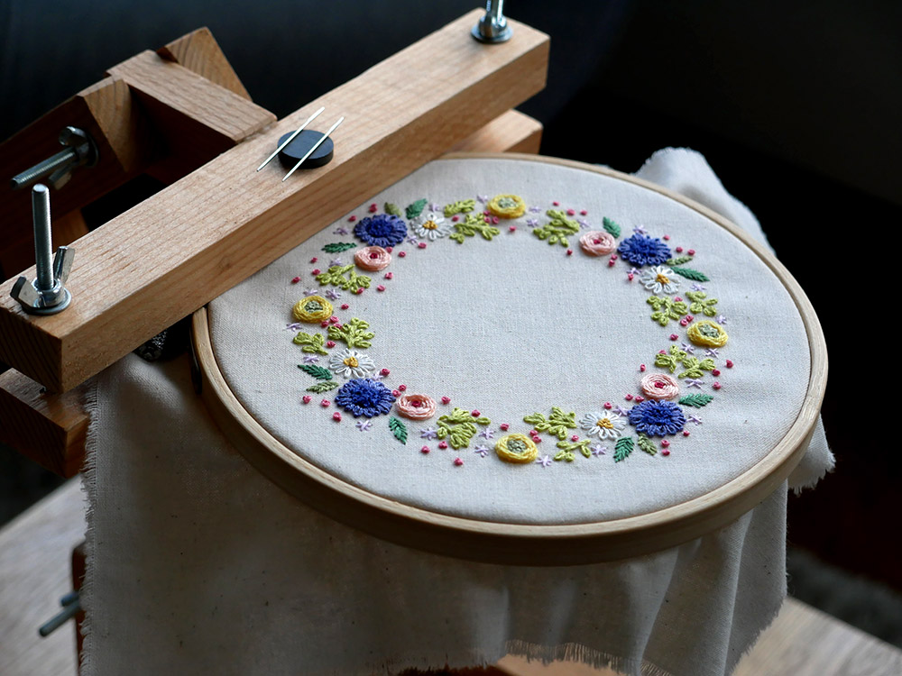 Broderie : une couronne de petites fleurs à broder