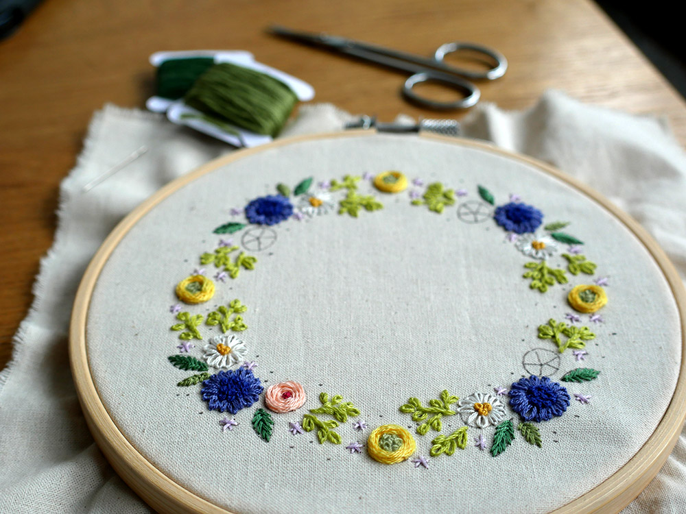 Broderie : une couronne de petites fleurs à broder