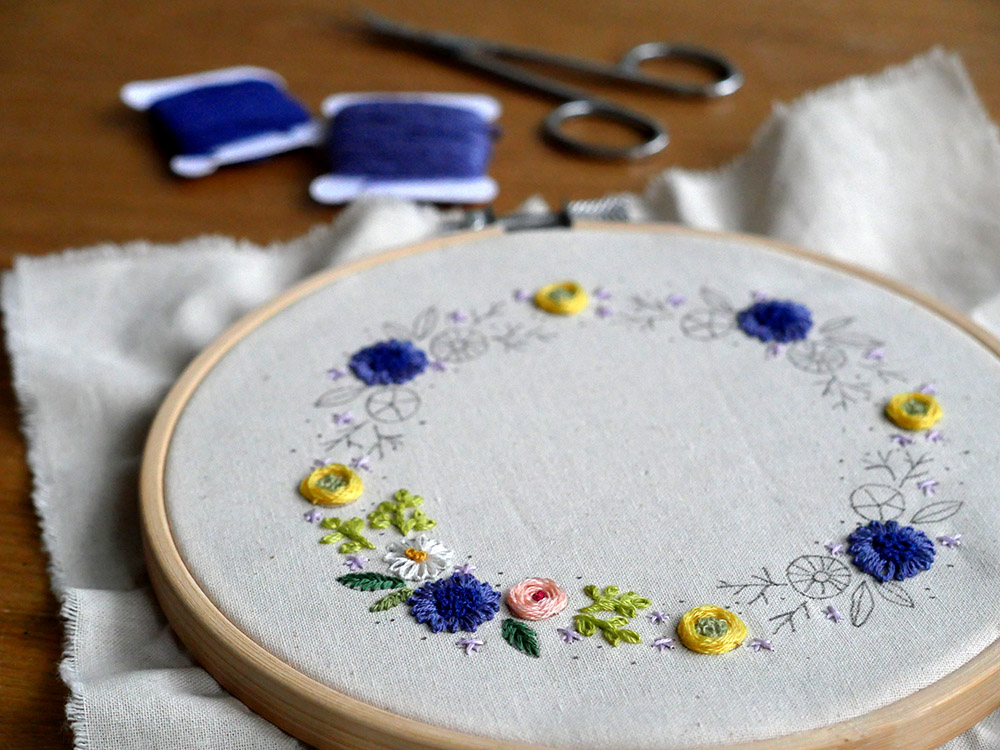 Broderie : une couronne de petites fleurs à broder