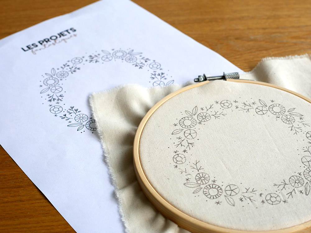 Broderie : une couronne de petites fleurs à broder