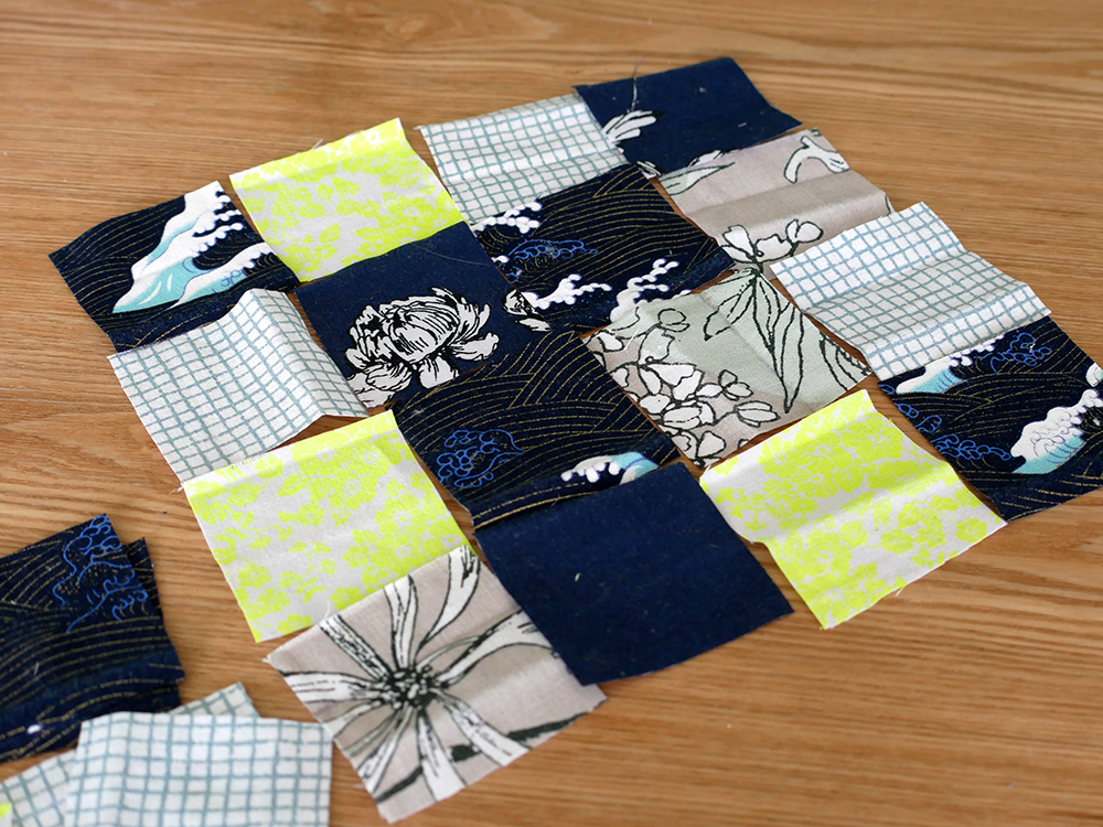 Carrés de patchwork coupés dans des masques en tissus