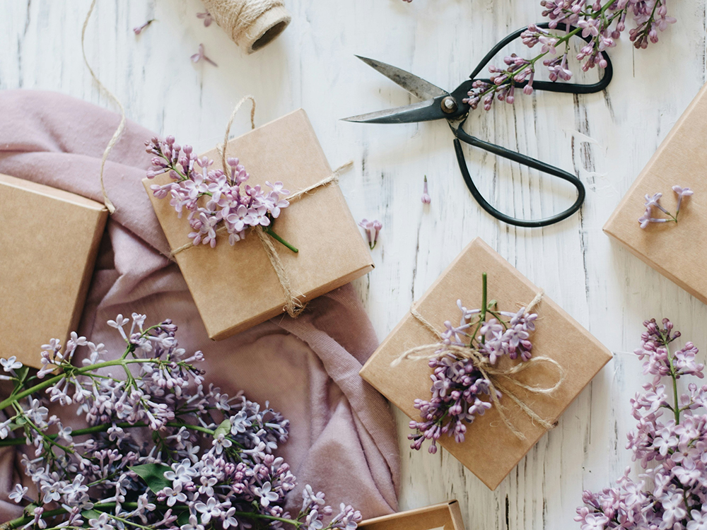 Joli cadeau décoré de fleurs séchées